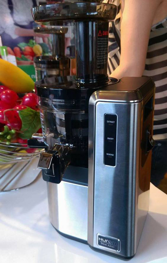 Máy ép trái cây tốc độ chậm Hurom HZ-SBE17 - Hình thực tế